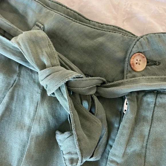Faherty Arlie green front waist tie shorts - Picture 3 of 10